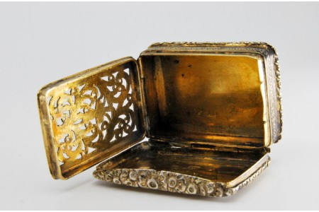 Caixa de Vinagrete em prata e ouro com relevos e frisos na envolvência do período de George III.